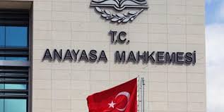 YORUM | Aşırı kalabalık koğuşta tuvalet önünde yerde yatan tutuklu hakimin bireysel başvurusunda Anayasa Mahkemesi yine şaşırtmadı