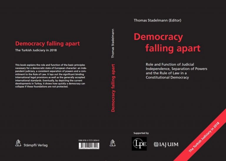 Türk Yargısının güncel durumu hakkında İsviçreli yüksek yargıç Thomas Stadelmann tarafından hazırlanan kitap, EAJ ve LPE’nin desteğiyle 2018 yılı Ekim ayında yayımlandı.